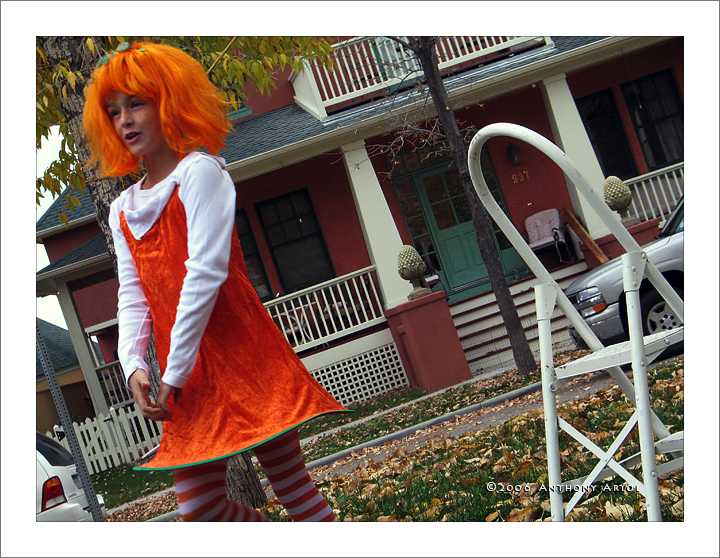 M&auml;dchen im orangen Halloween Kost&uuml;m
